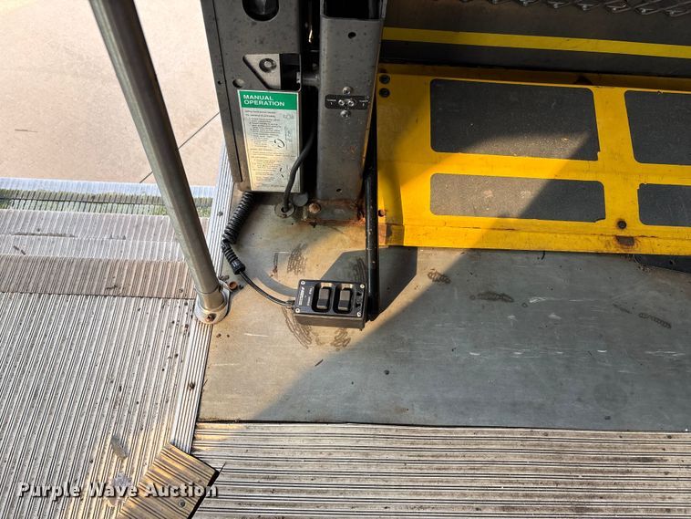 image for item DU1298 2008 Ford E450 shuttle bus