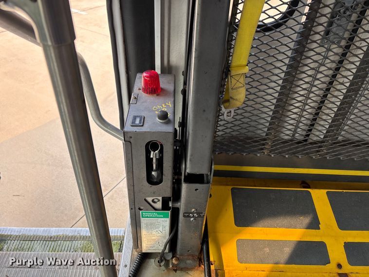 image for item DU1298 2008 Ford E450 shuttle bus