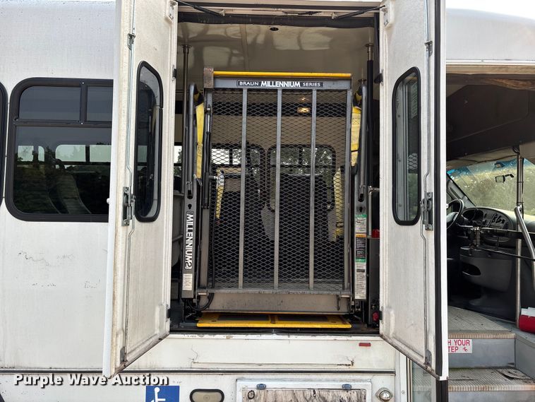 image for item DU1298 2008 Ford E450 shuttle bus