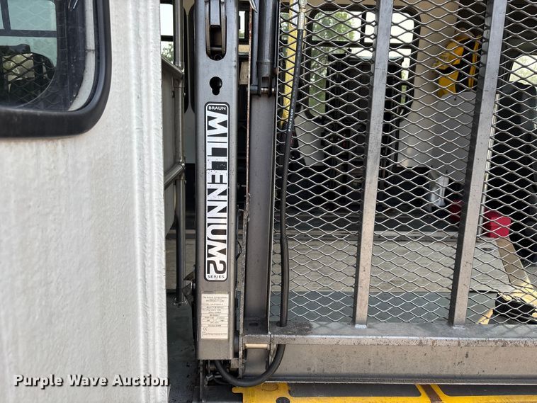 image for item DU1298 2008 Ford E450 shuttle bus