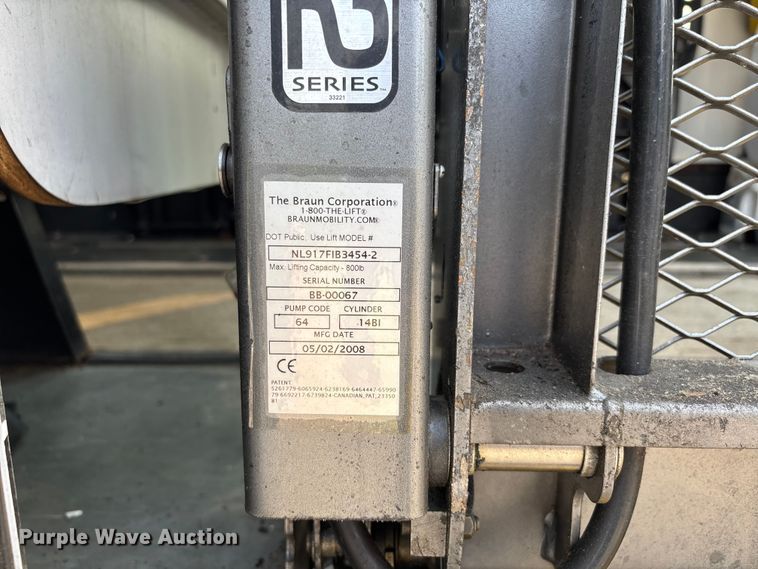 image for item DU1298 2008 Ford E450 shuttle bus