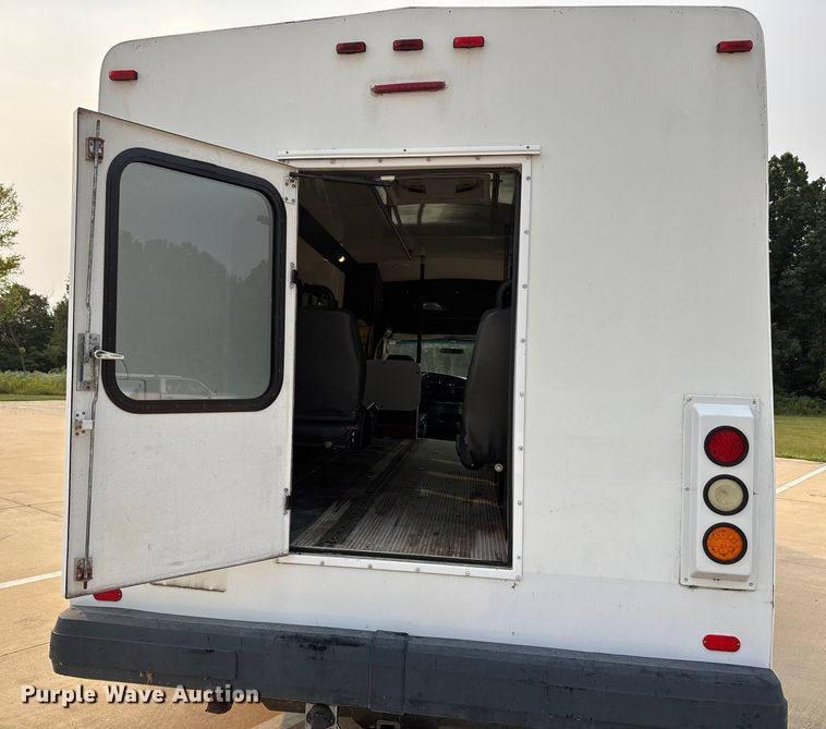 image for item DU1298 2008 Ford E450 shuttle bus