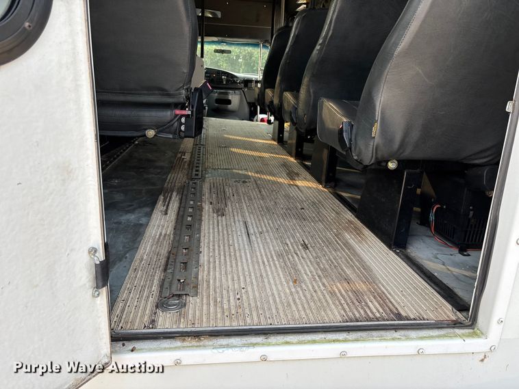 image for item DU1298 2008 Ford E450 shuttle bus