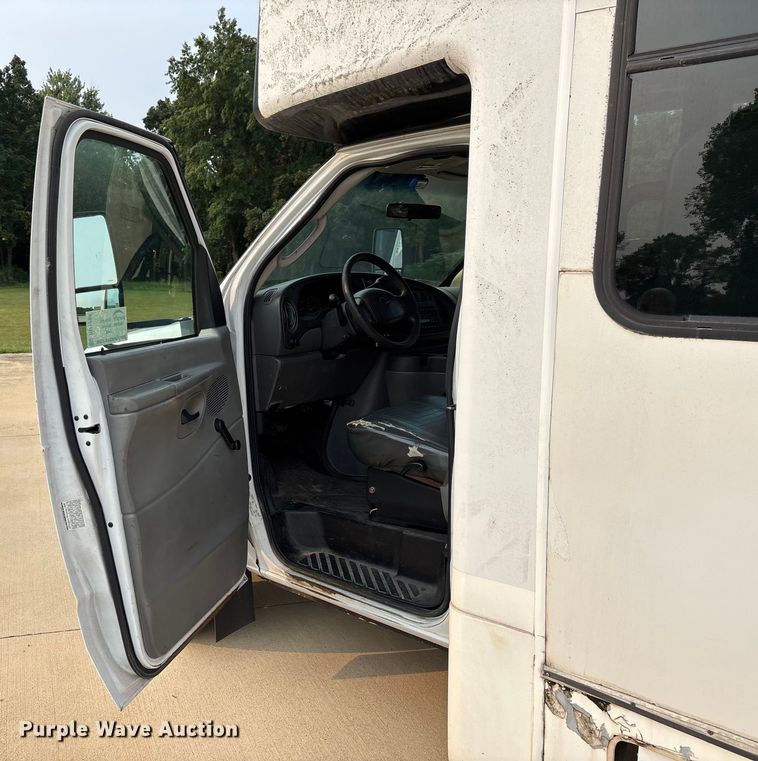 image for item DU1298 2008 Ford E450 shuttle bus
