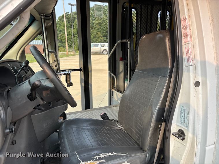 image for item DU1298 2008 Ford E450 shuttle bus