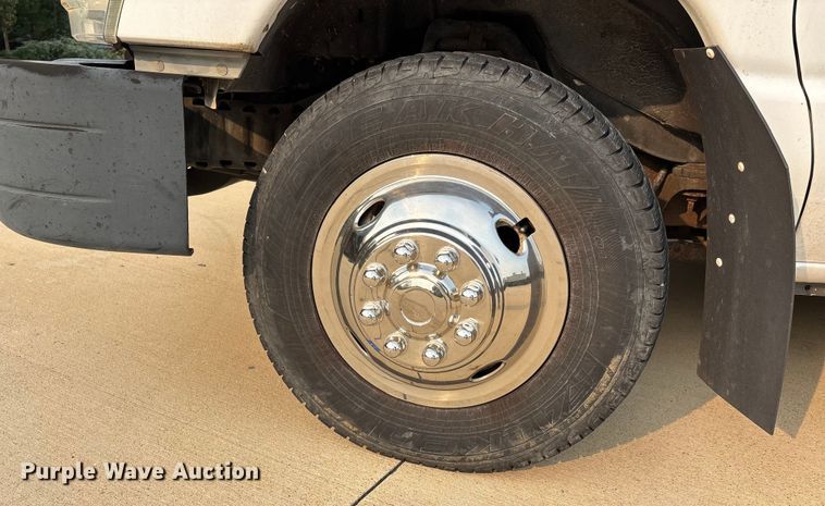 image for item DU1298 2008 Ford E450 shuttle bus