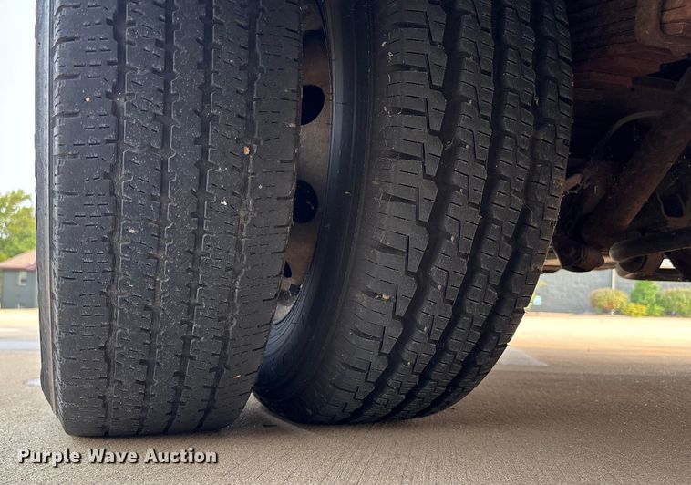 image for item DU1298 2008 Ford E450 shuttle bus