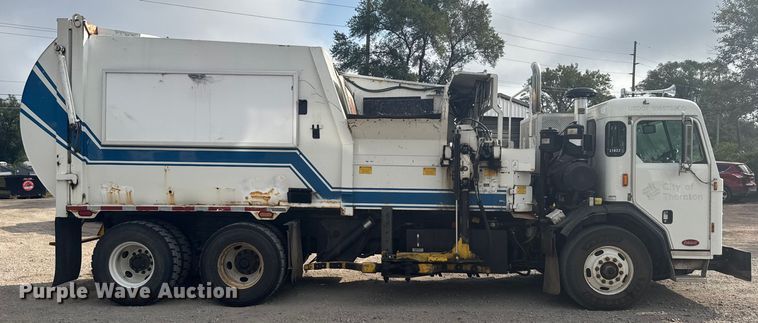 image for item DV2865 2016 Peterbilt 320 refuse truck