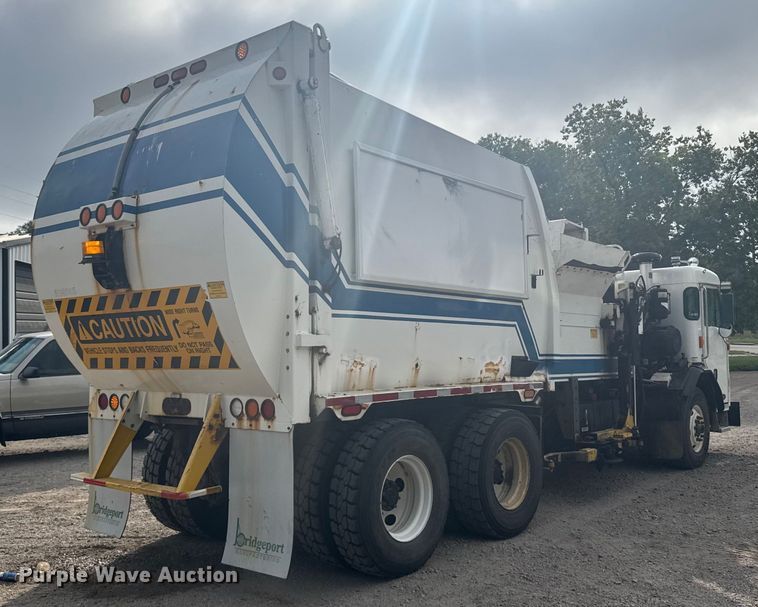 image for item DV2865 2016 Peterbilt 320 refuse truck