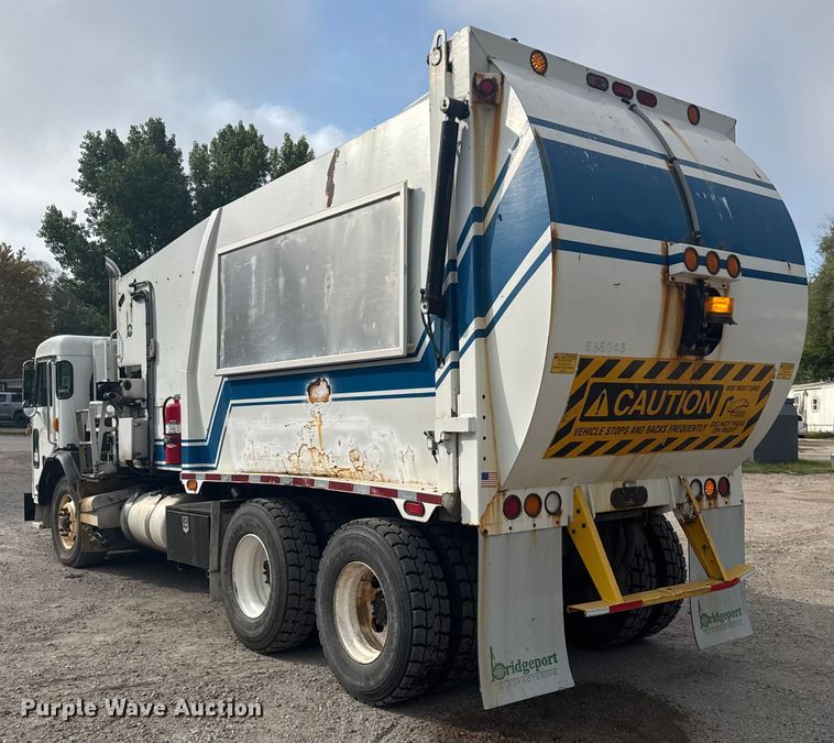 image for item DV2865 2016 Peterbilt 320 refuse truck