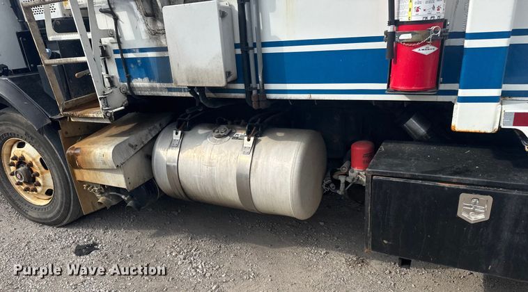 image for item DV2865 2016 Peterbilt 320 refuse truck