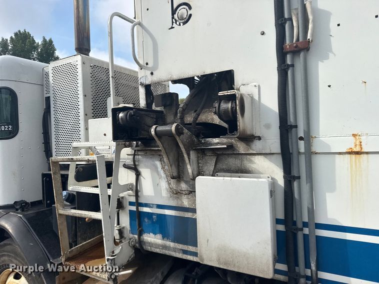 image for item DV2865 2016 Peterbilt 320 refuse truck