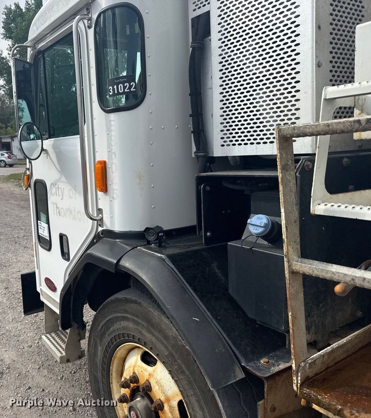 image for item DV2865 2016 Peterbilt 320 refuse truck