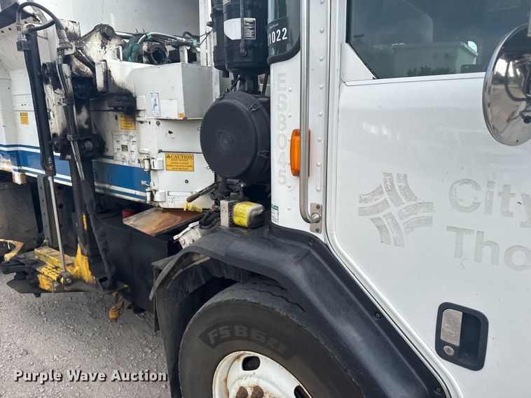 image for item DV2865 2016 Peterbilt 320 refuse truck