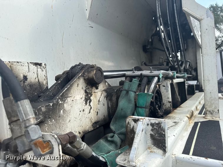 image for item DV2865 2016 Peterbilt 320 refuse truck