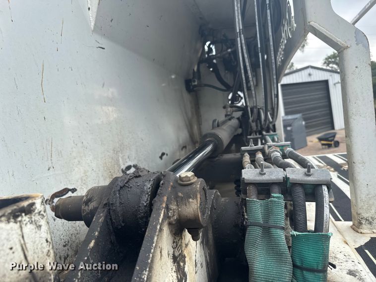 image for item DV2865 2016 Peterbilt 320 refuse truck