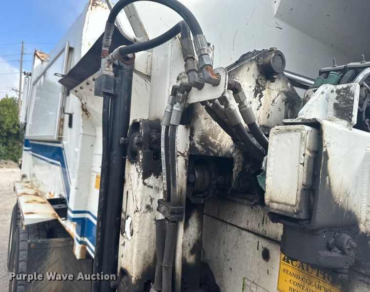 image for item DV2865 2016 Peterbilt 320 refuse truck