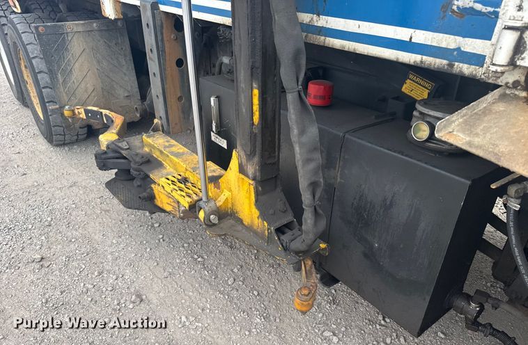 image for item DV2865 2016 Peterbilt 320 refuse truck