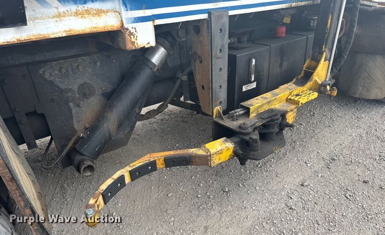 image for item DV2865 2016 Peterbilt 320 refuse truck