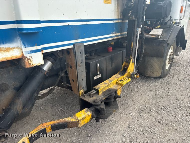 image for item DV2865 2016 Peterbilt 320 refuse truck