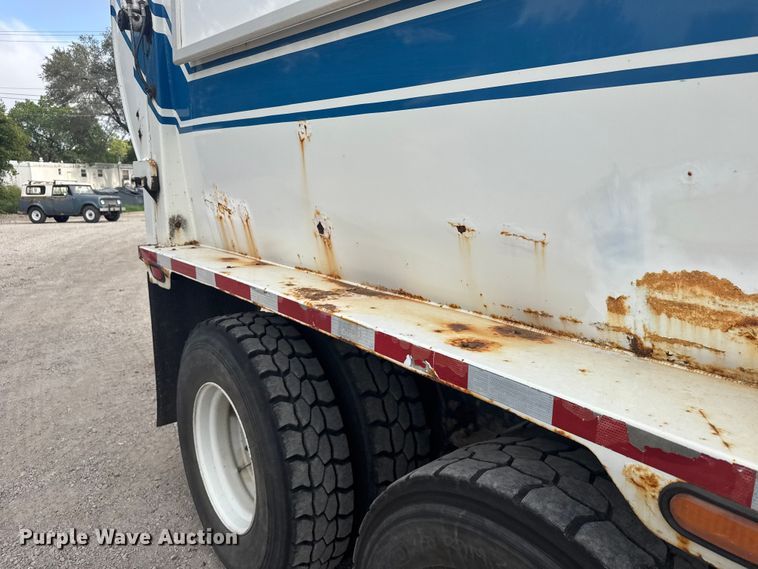 image for item DV2865 2016 Peterbilt 320 refuse truck