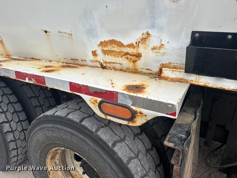 image for item DV2865 2016 Peterbilt 320 refuse truck