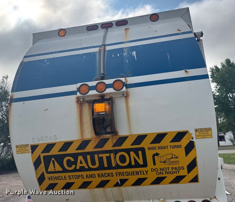 image for item DV2865 2016 Peterbilt 320 refuse truck