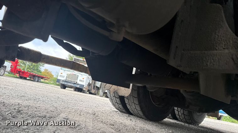 image for item DV2865 2016 Peterbilt 320 refuse truck