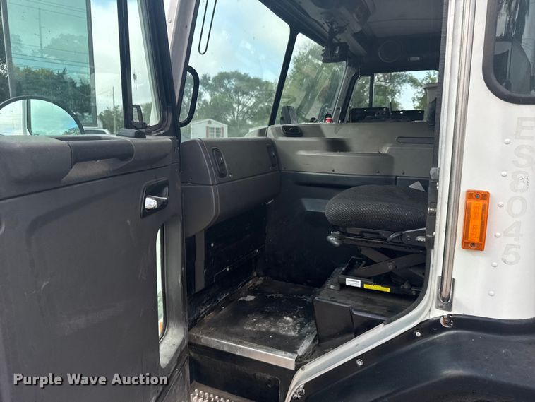 image for item DV2865 2016 Peterbilt 320 refuse truck