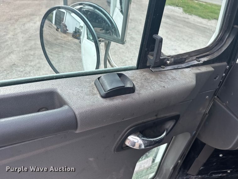 image for item DV2865 2016 Peterbilt 320 refuse truck