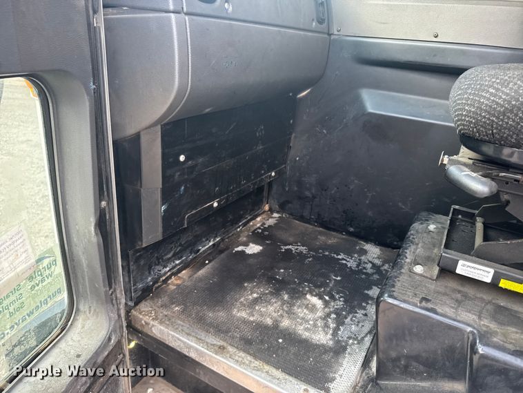 image for item DV2865 2016 Peterbilt 320 refuse truck