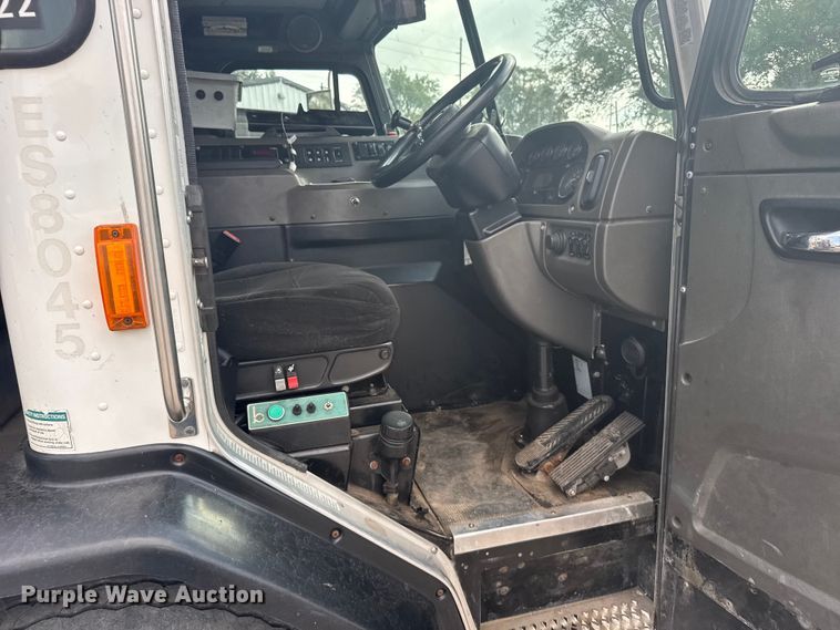 image for item DV2865 2016 Peterbilt 320 refuse truck