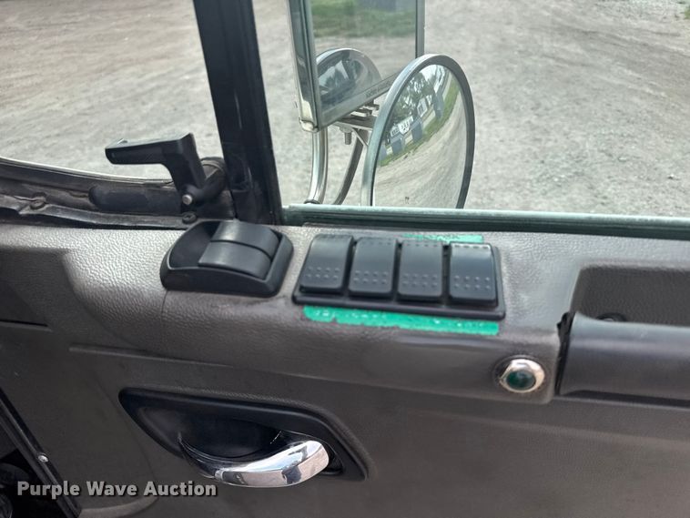 image for item DV2865 2016 Peterbilt 320 refuse truck