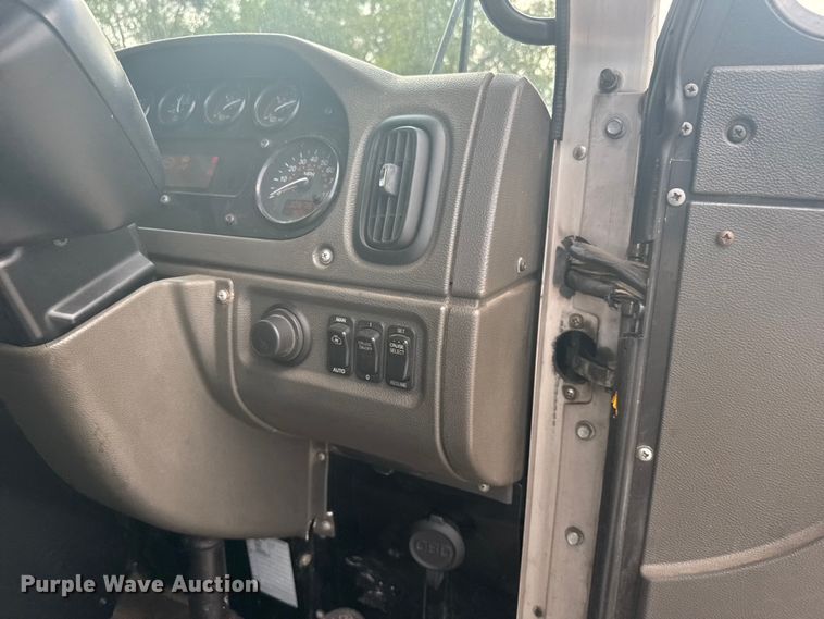 image for item DV2865 2016 Peterbilt 320 refuse truck