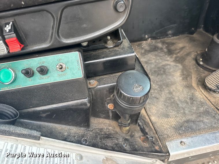 image for item DV2865 2016 Peterbilt 320 refuse truck