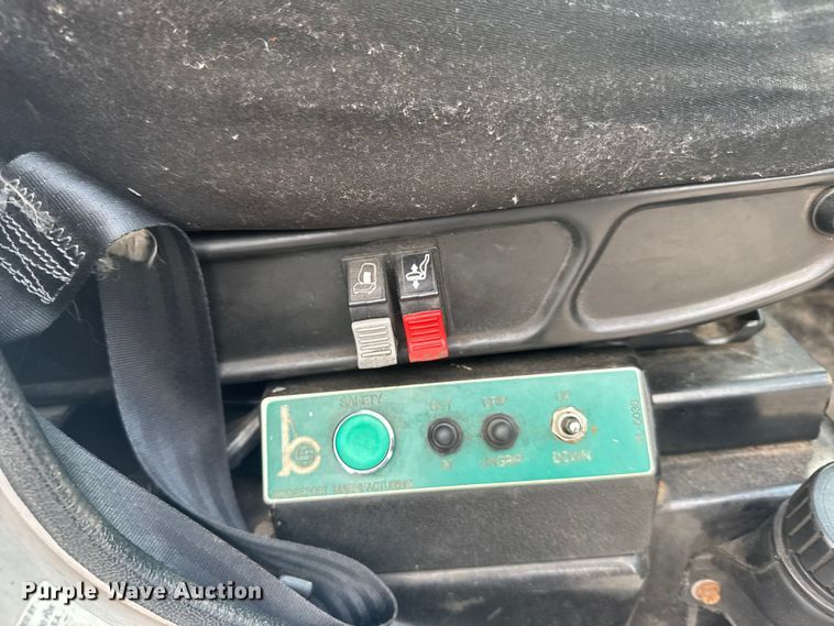 image for item DV2865 2016 Peterbilt 320 refuse truck