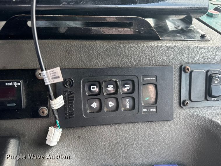 image for item DV2865 2016 Peterbilt 320 refuse truck