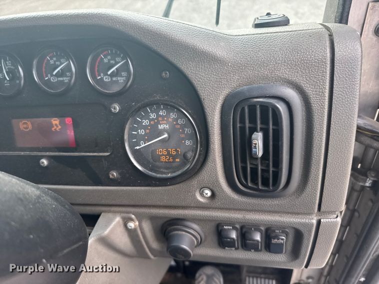 image for item DV2865 2016 Peterbilt 320 refuse truck