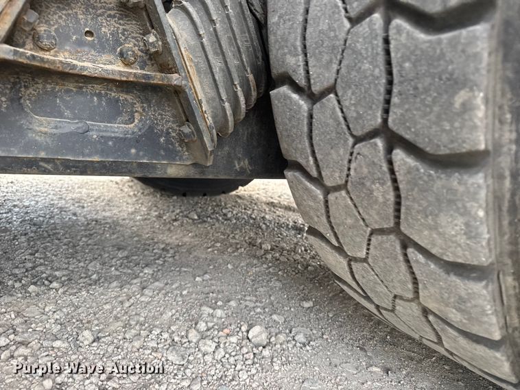 image for item DV2865 2016 Peterbilt 320 refuse truck