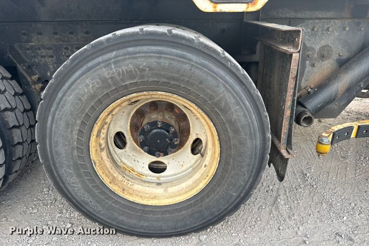 image for item DV2865 2016 Peterbilt 320 refuse truck