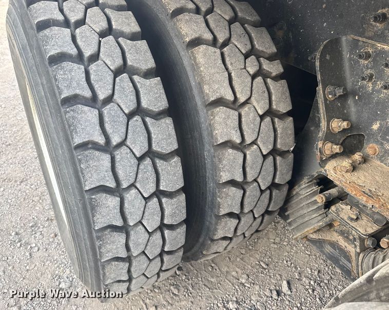 image for item DV2865 2016 Peterbilt 320 refuse truck