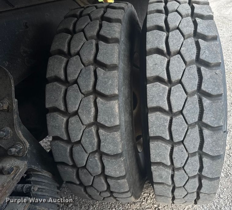 image for item DV2865 2016 Peterbilt 320 refuse truck