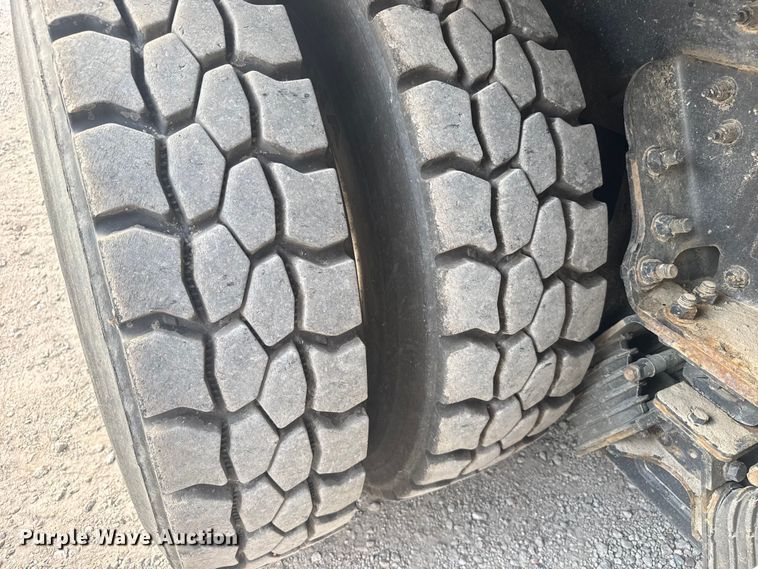 image for item DV2865 2016 Peterbilt 320 refuse truck