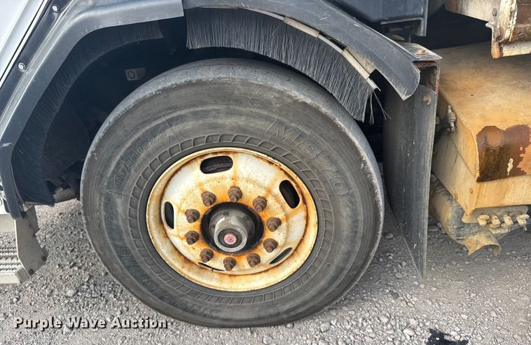 image for item DV2865 2016 Peterbilt 320 refuse truck