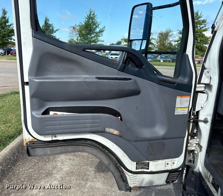 image for item DW2993 2017 Mitsubishi Fuso FE box truck