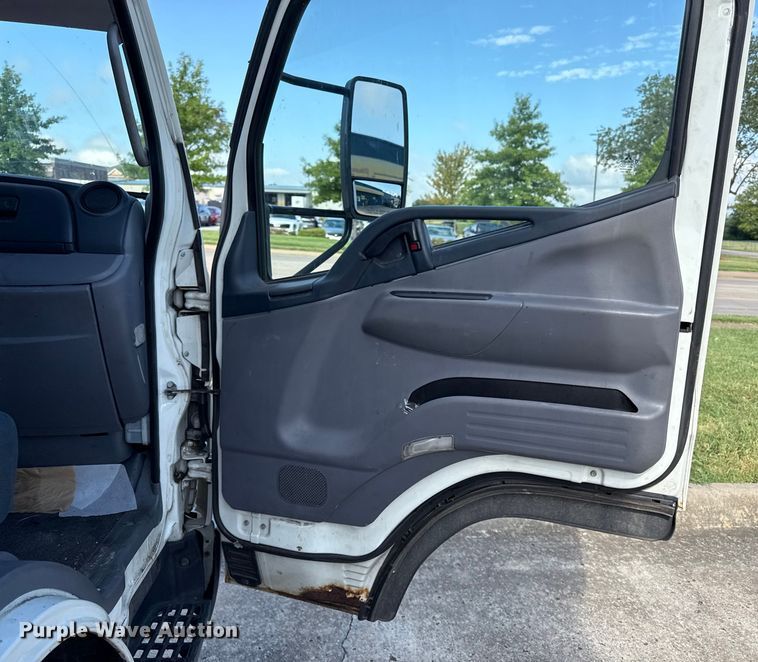 image for item DW2993 2017 Mitsubishi Fuso FE box truck