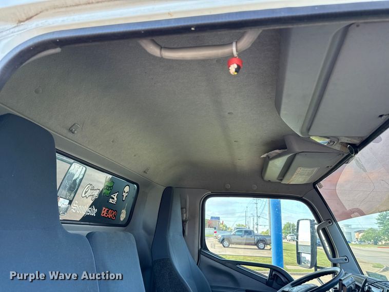 image for item DW2993 2017 Mitsubishi Fuso FE box truck