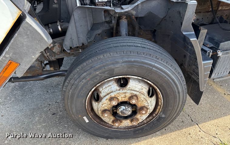 image for item DW2993 2017 Mitsubishi Fuso FE box truck