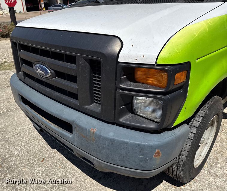 image for item DX5764 2009 Ford E150 van