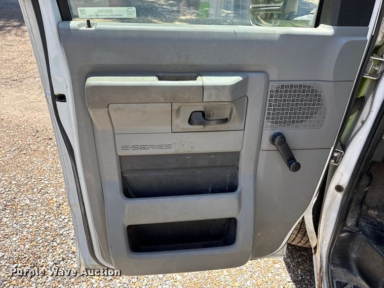 image for item DX5764 2009 Ford E150 van